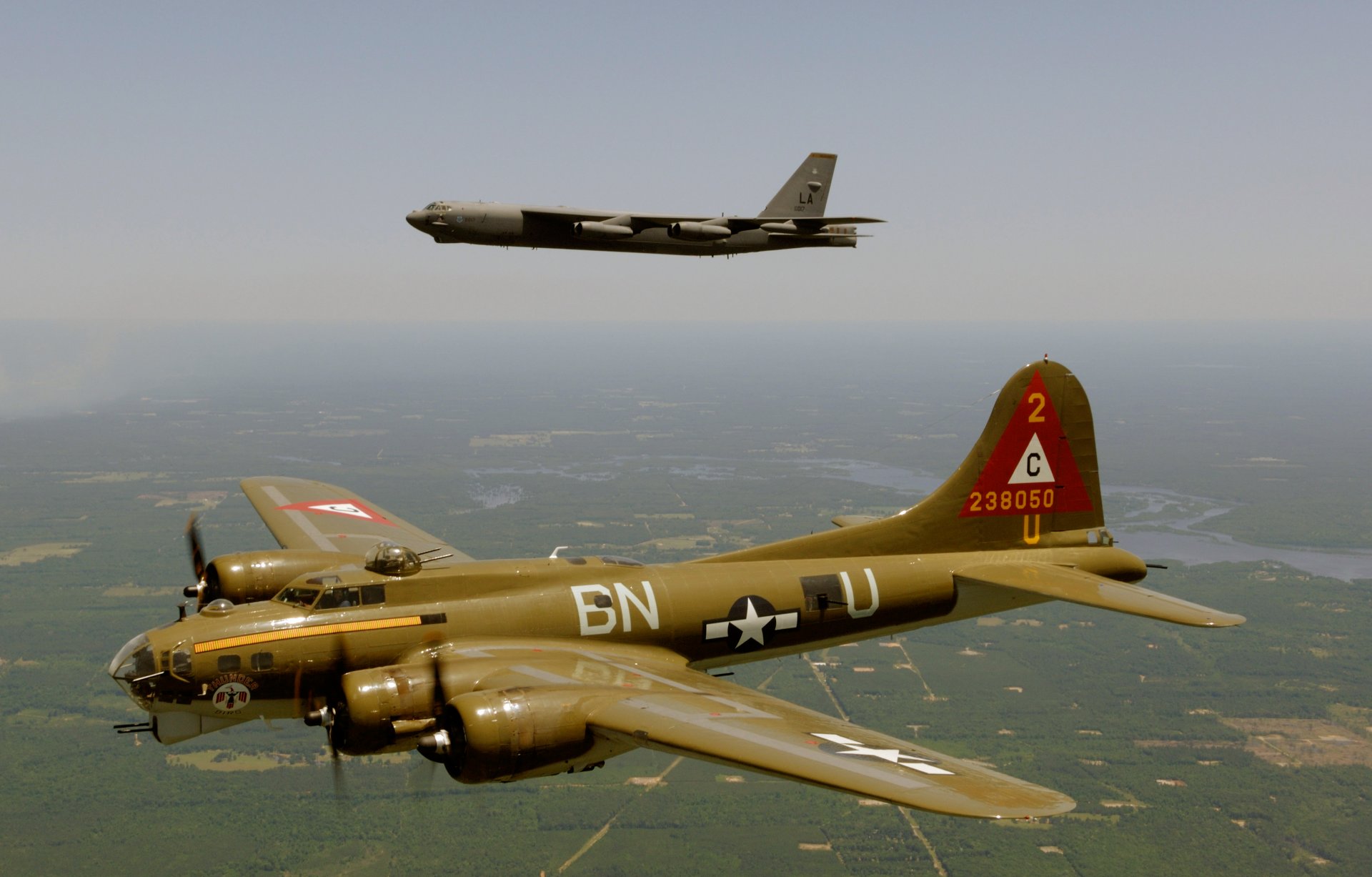 boeing b-17 fortaleza voladora fortaleza voladora pesado cuatro motores bombardero b-52 stratofortress estratégico vuelo