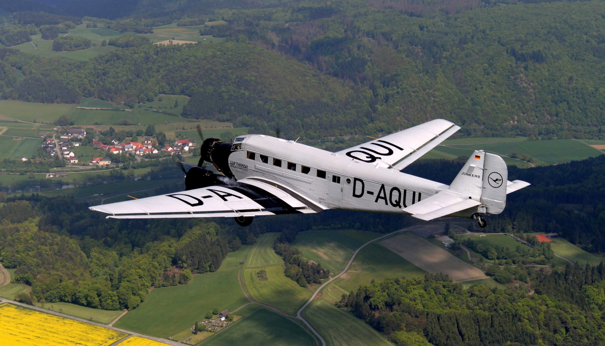 himmel junkers yu-52 deutsch transport flugzeug land wald felder straßen häuser