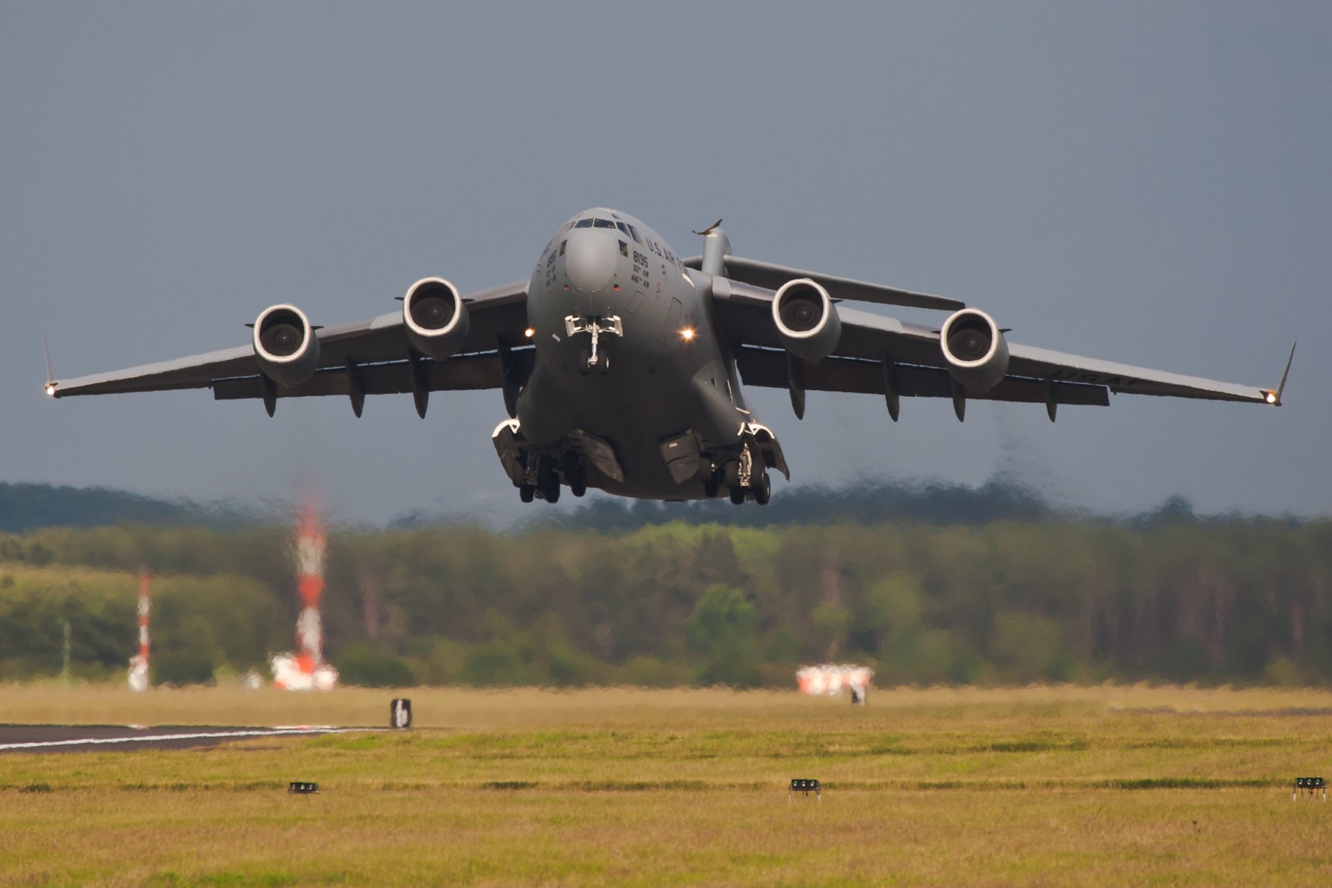 аэродром боинг c-17 глоубмастер iii boeing c-17 globemaster iii американский стратегический военно-транспортный самолёт