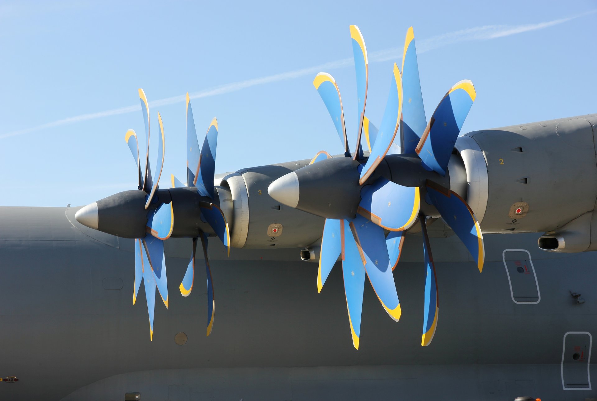 plane an-70 body engines of the blade