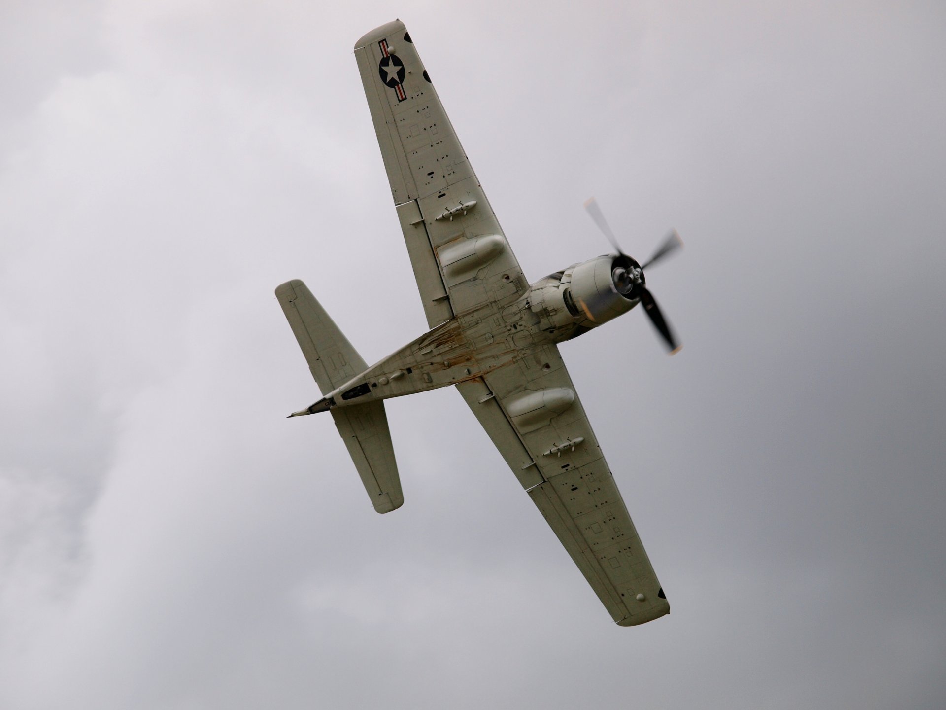 дуглас a-1 скайрейдер douglas a-1 skyraider; американский штурмовик