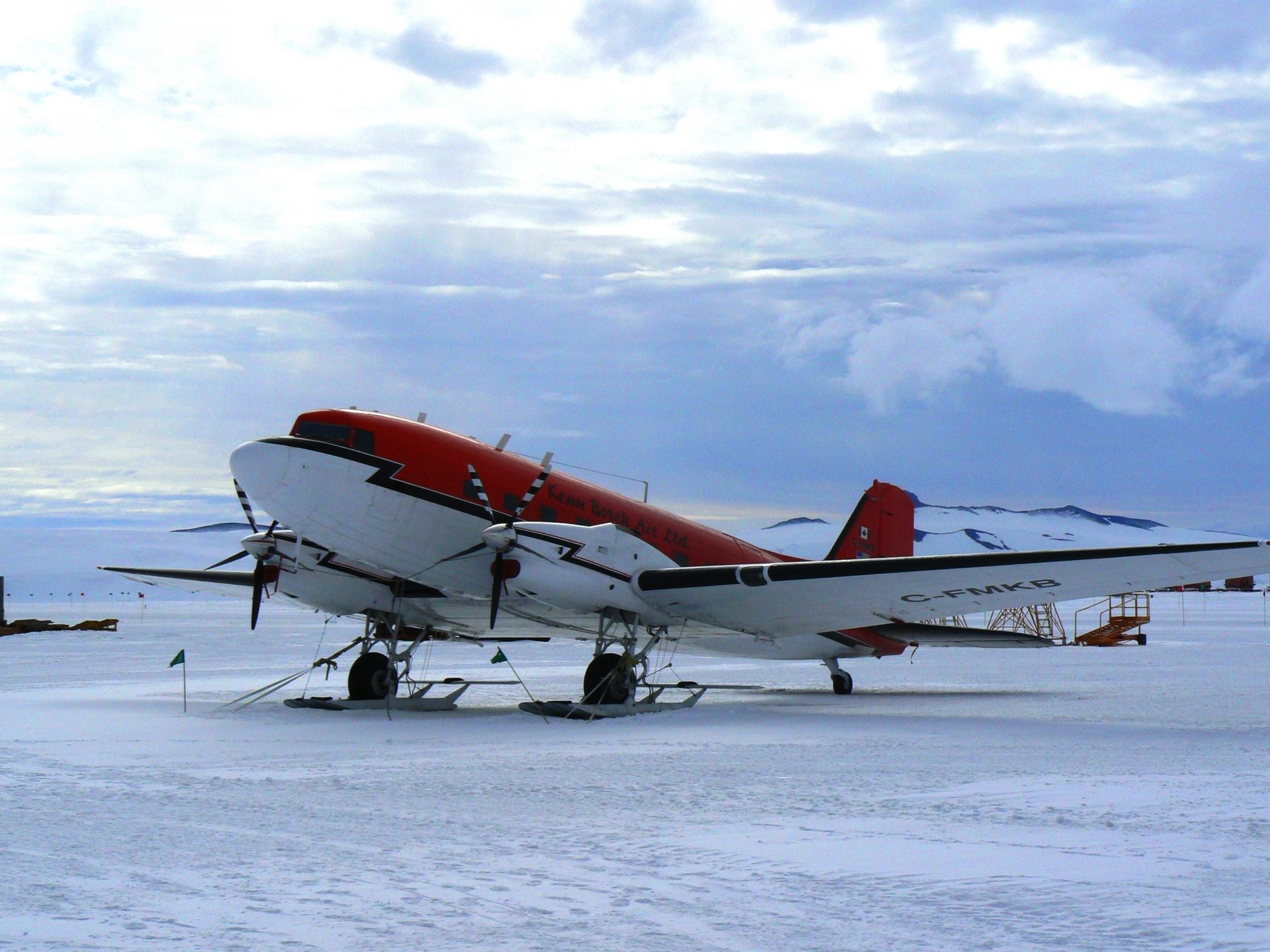 hiver neige aérodrome douglas dc-3 douglas dc-3 américain court-courrier transport avion ski ciel nuages