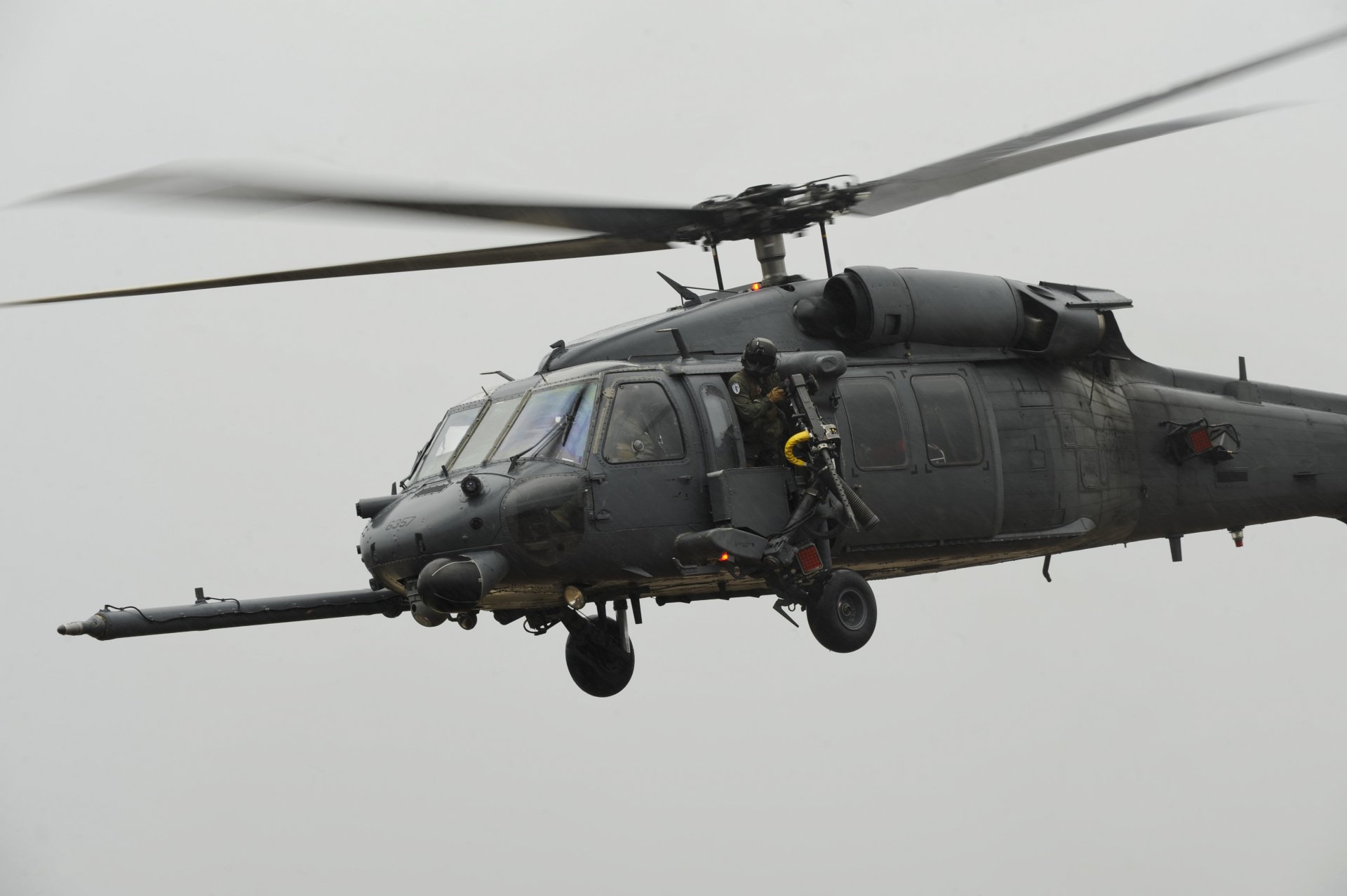 us air force hh-60 pave hawks hélicoptère soldat mitrailleuse vol