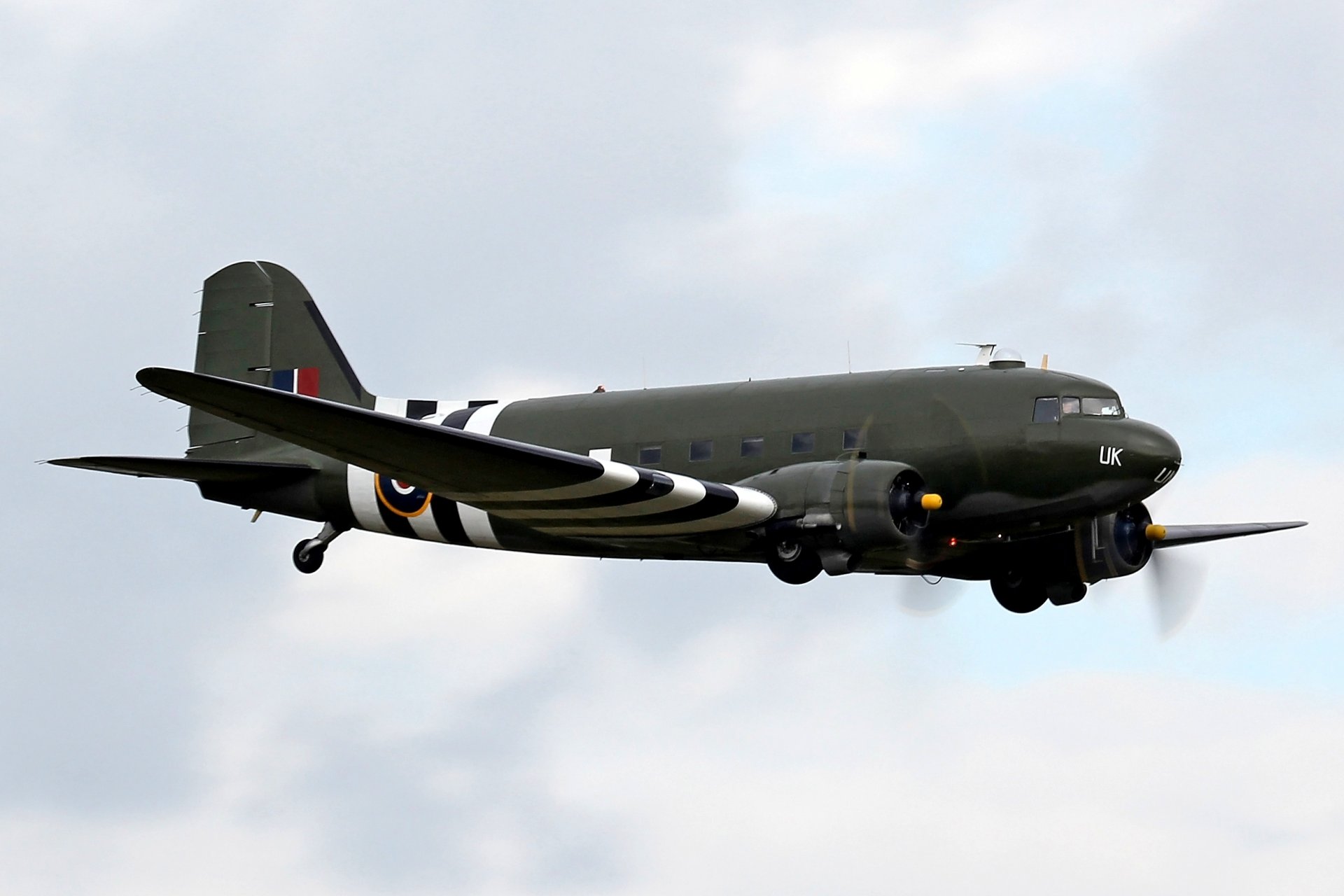 niebo douglas c-47 dakota amerykański wojskowy samolot transportowy ww2