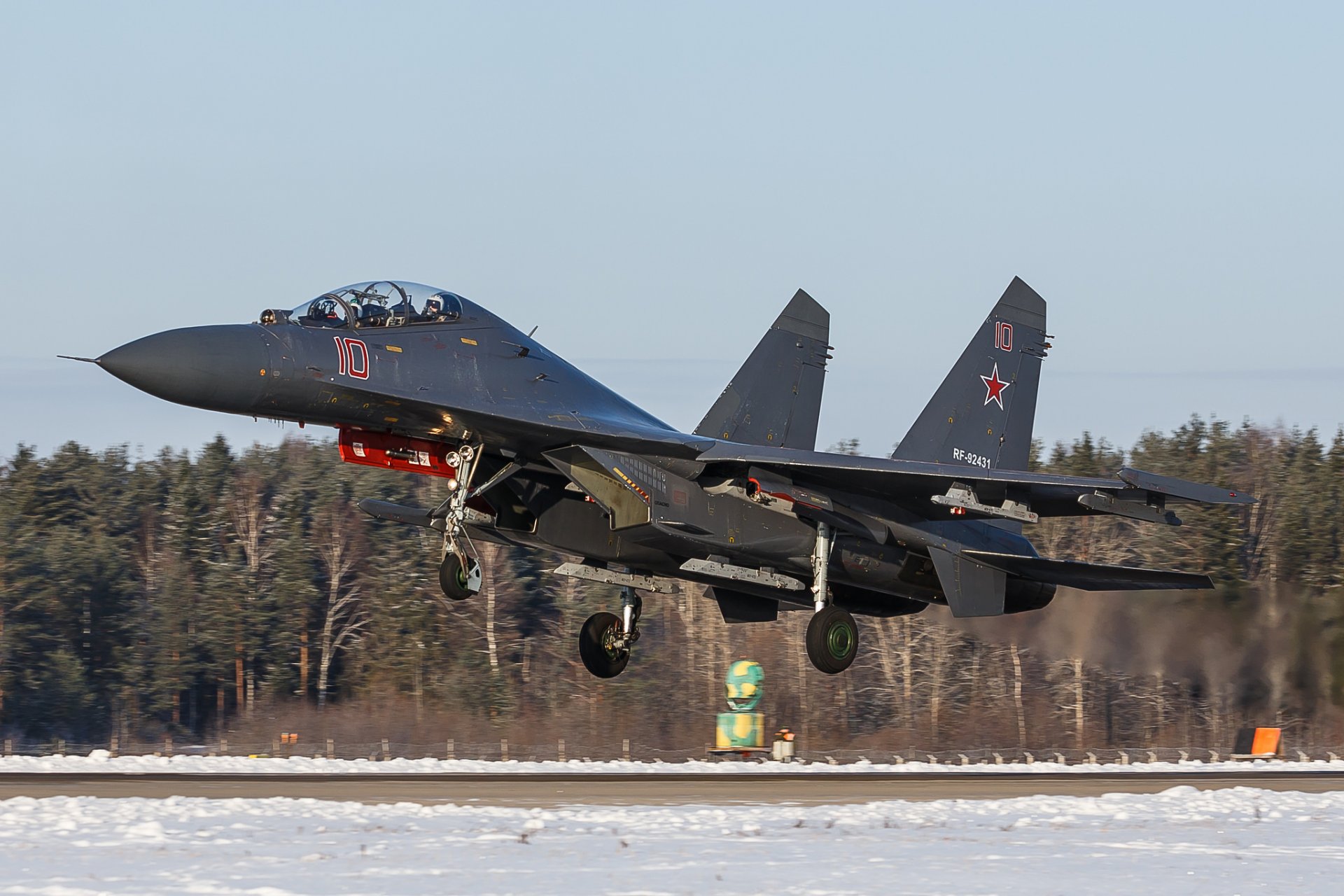 su-35 jet super-manovrabile caccia multiuso decollo aeroporto