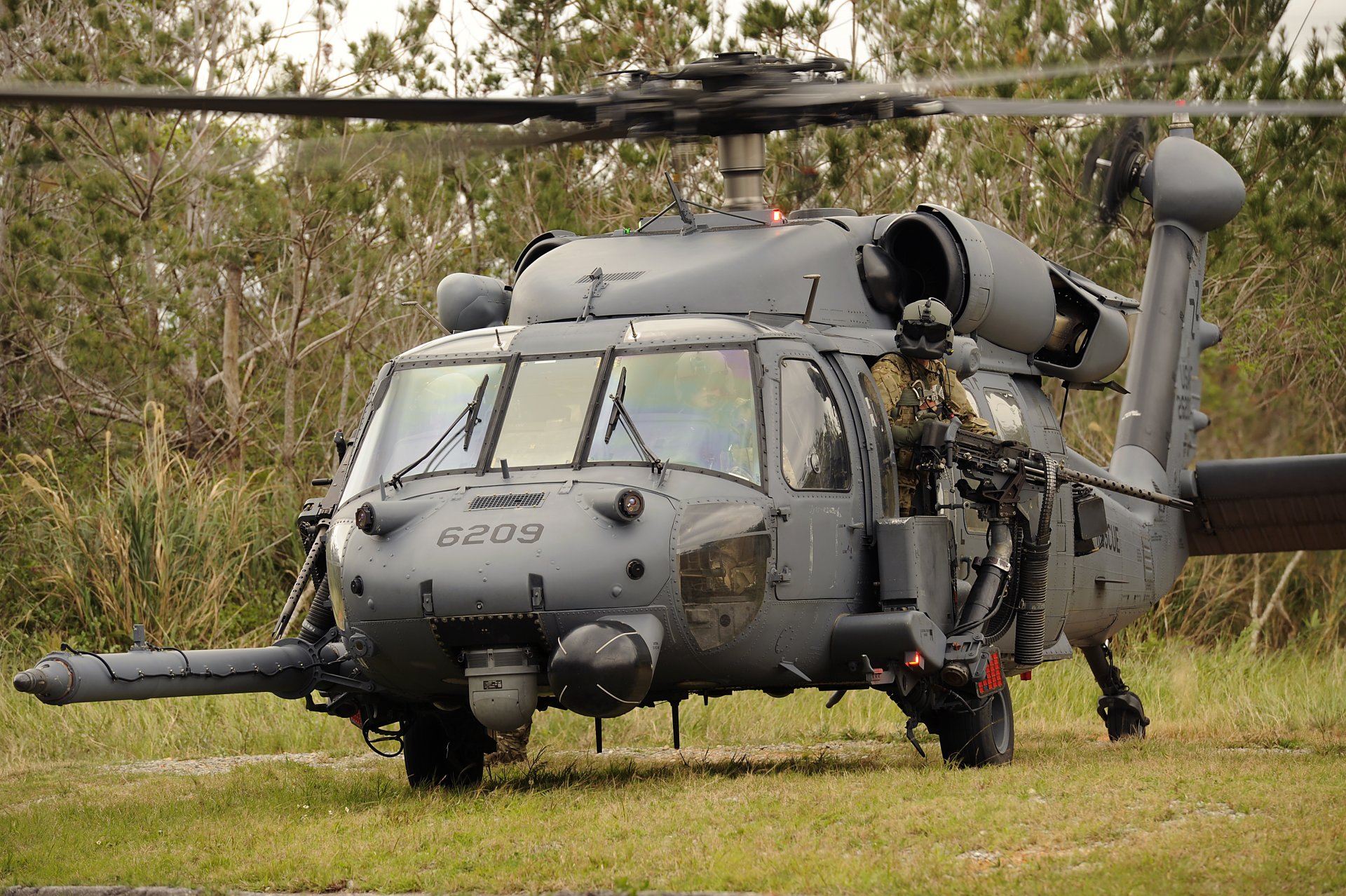 hh-60g pave hawk hélicoptère air force décollage soldat masque