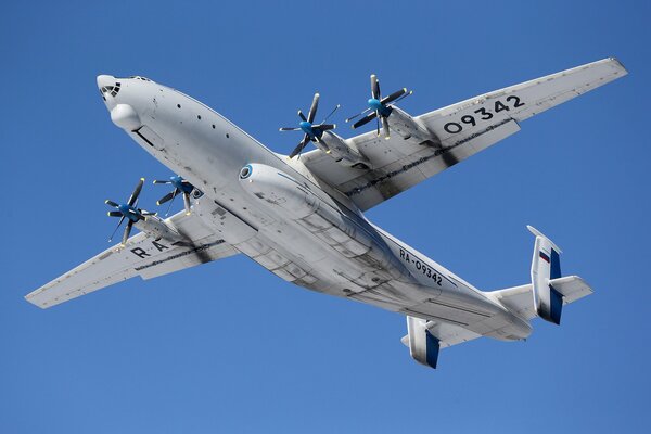 Avion à turbopropulseur Antey dans le ciel