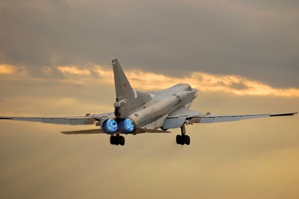 Decollo da un bombardiere Tu-22 m3 a lungo raggio