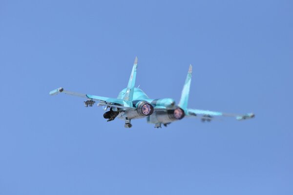 Il bombardiere Su-34 Decolla. Vista posteriore