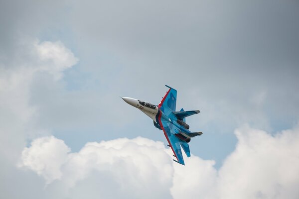 Un chasseur su-27 vole dans les nuages