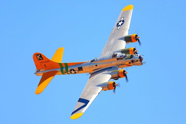 Helles Flugzeug im Flug. Blauer Himmel Hintergrund