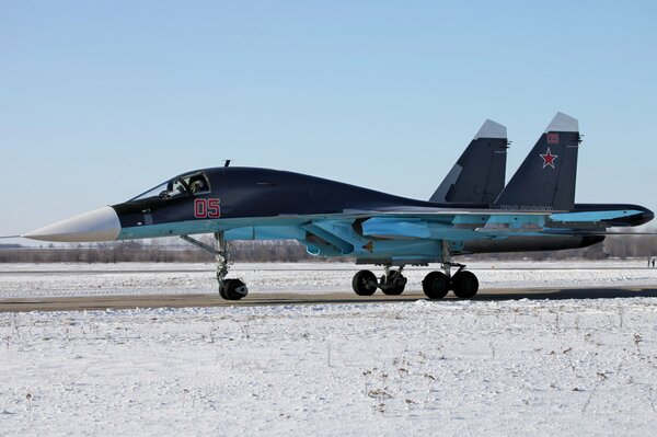 El bombardero de la fuerza aérea su - 34 incluso en el Suelo parece formidable