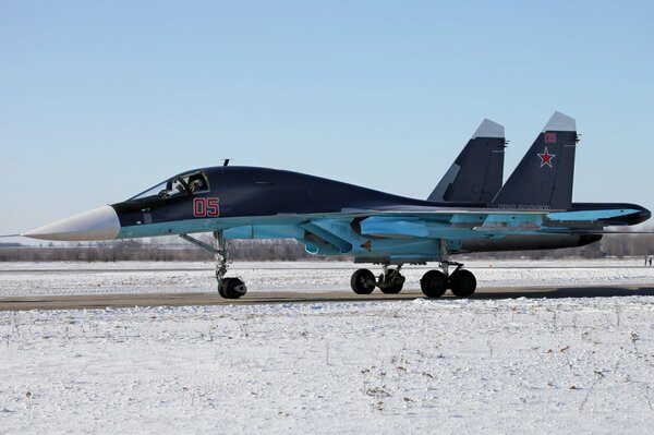 Bombowiec Su-34 air force nawet na ziemi wygląda groźnie