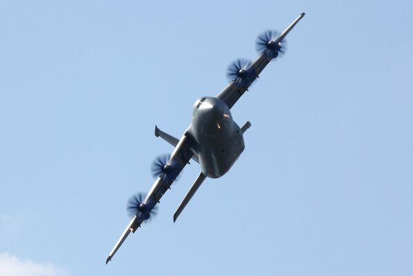 Un avion de transport militaire pose un virage