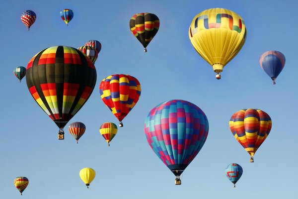 Molti palloncini con cesti volano nel cielo