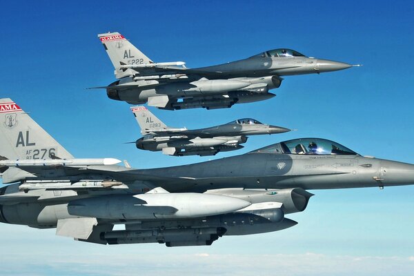 Aviones de combate multifuncionales estadounidenses de cuarta generación volando en el cielo