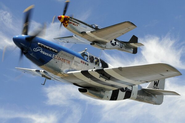 Nordamerikanische Flugzeuge am Himmel