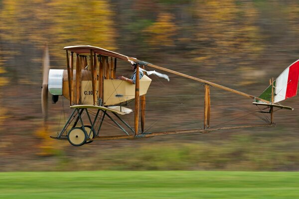 El avión codron G iii con un piloto dentro vuela cerca de la tierra