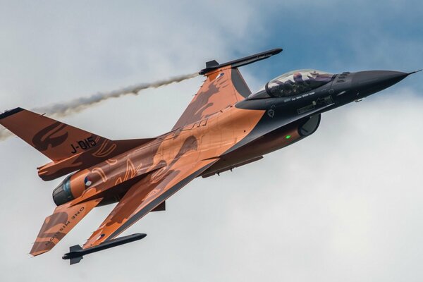 Der orange schwarze Fighting Falcon feuerte eine Rakete ab