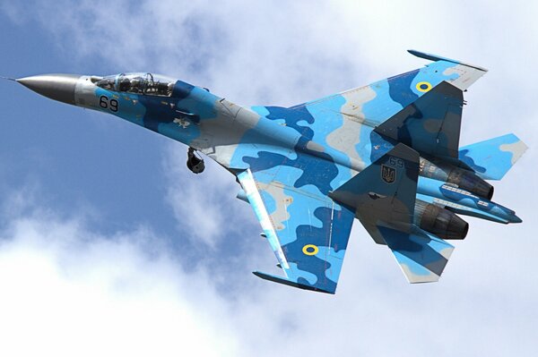 Le chasseur polyvalent su-27 effectue un virage