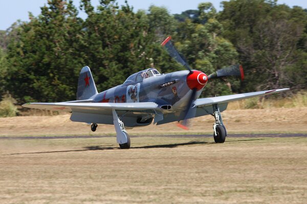 Caza militar monomotor soviético de la segunda guerra mundial Yak-9U