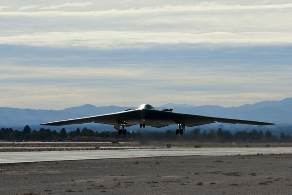 Un majestuoso bombardero despega del aeródromo