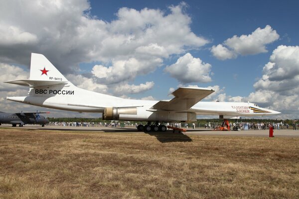 Biały bombowiec Tu-160. niebo, chmury