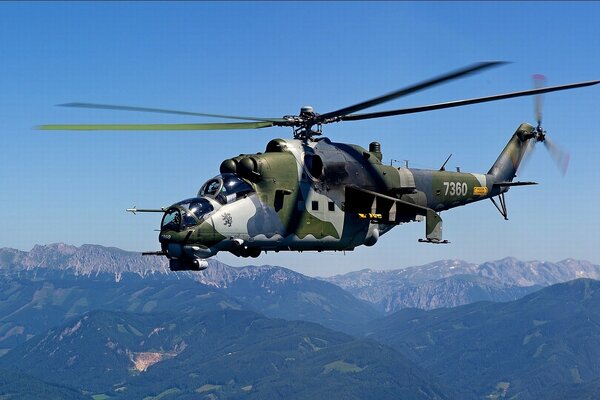 Helicóptero de combate en las montañas. Buen tiempo