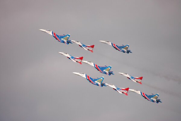 Los Caballeros rusos muestran acrobacias aéreas en los aviones su - 27 y MIG-29