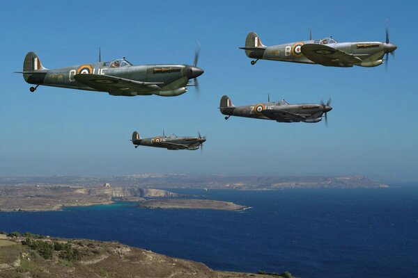 Brytyjskie myśliwce na niebie nad Kanałem La Manche