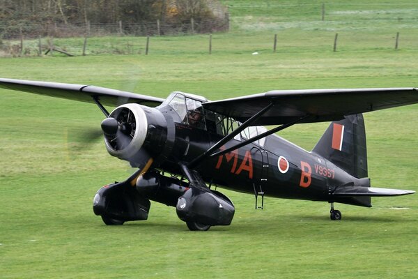 Britischer taktischer Aufklärer und Flugzeug im Aedrodrom