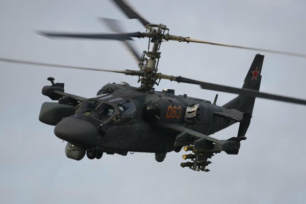 Russischer Stoßhubschrauber ka-52 Alligator im Flug