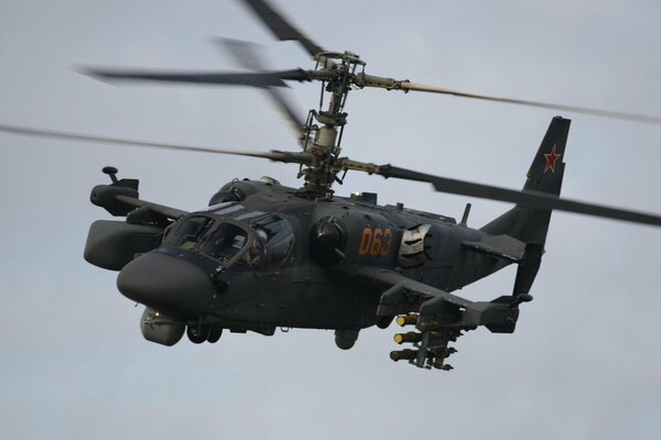 Hélicoptère d attaque russe Ka - 52 alligator en vol