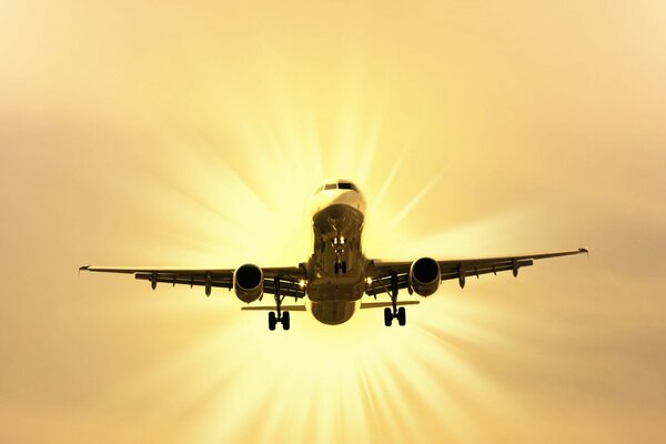 Sontse en el cielo iluminó el avión