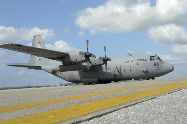 Auf der Luftwaffenbasis bereitet sich das amerikanische c-130-Flugzeug vom Flugplatz auf den Start vor