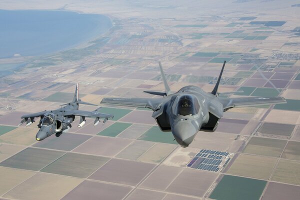 Harrier Flugzeug ist ein schöner Flug über dem Boden