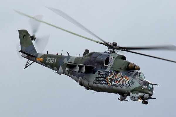 Vuelo de transporte Militar mi-35 en el fondo de un cielo gris