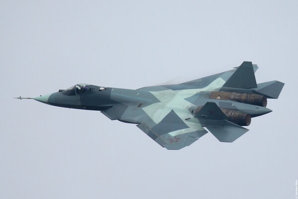 Avion de chasse russe vole dans le ciel