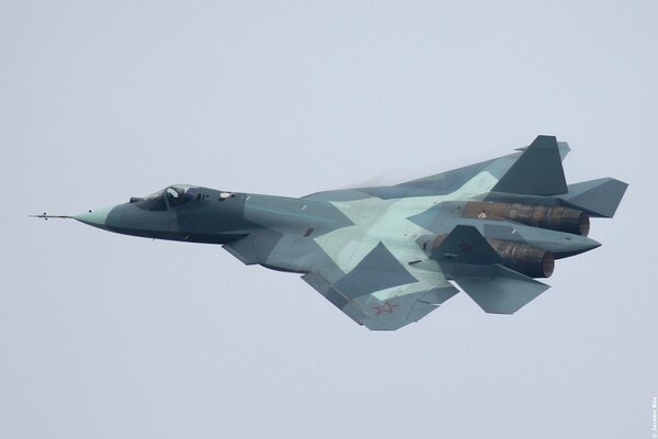 Rosyjski myśliwiec leci na niebie