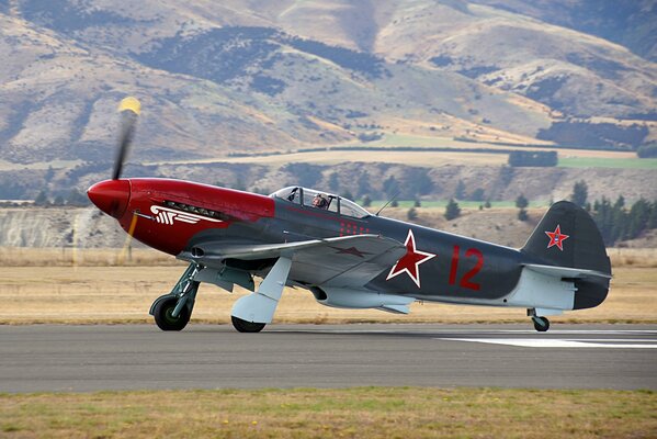 Avión militar soviético en la franja de despegue