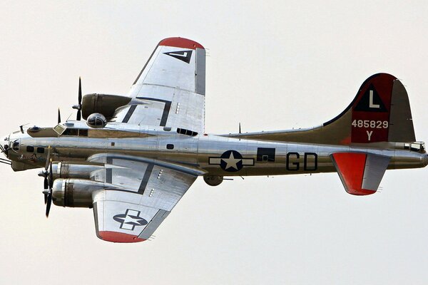 Image of an American B-17 bomber in flight