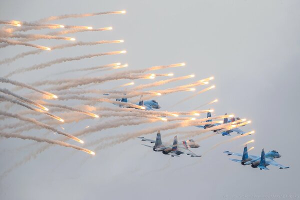 Su-27-Kampfflugzeuge der vierten Generation. Show mit Feuerwerk am Himmel