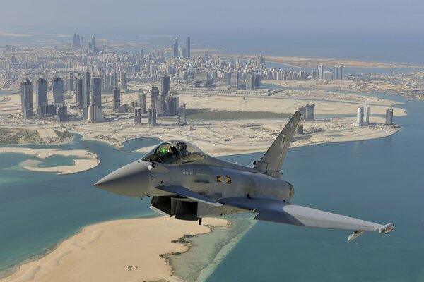 Avión de combate volando sobre la ciudad de Dubai