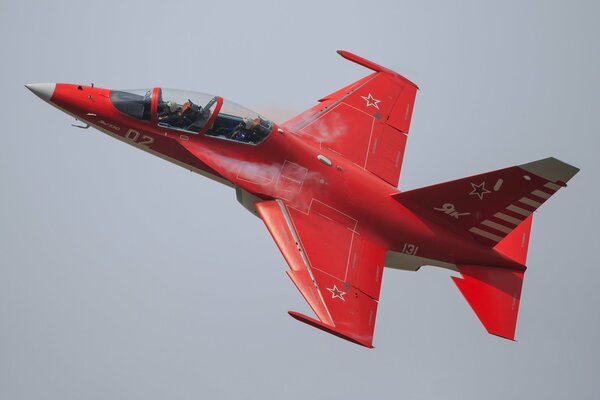 Avion d entraînement et de combat rouge dans le ciel