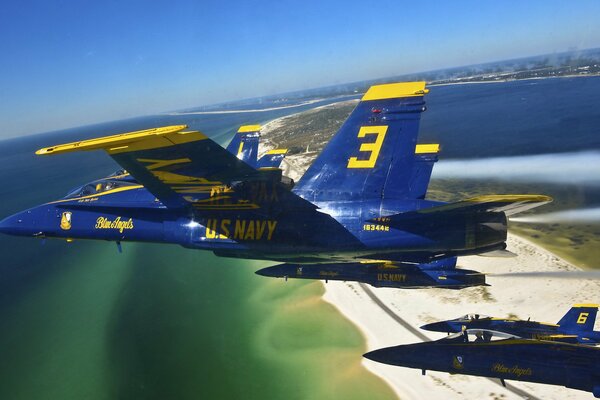 Gli aerei blue angels che volano formano un delta