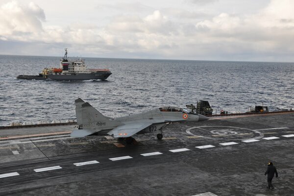 Mig-29 auf dem Deck eines Flugzeugträgers bereitet sich auf den Start über dem Ozean vor