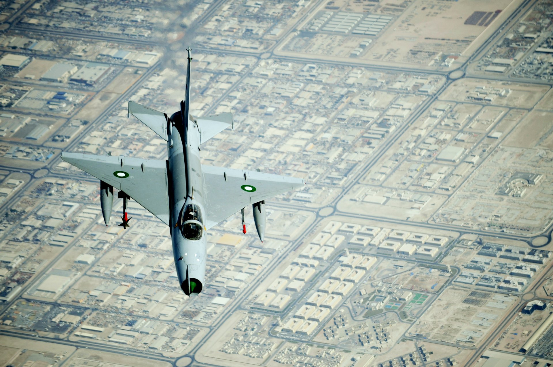 chinois avion à réaction chengdu j-7 f-7 pakistan entraînement vol ville vue de dessus