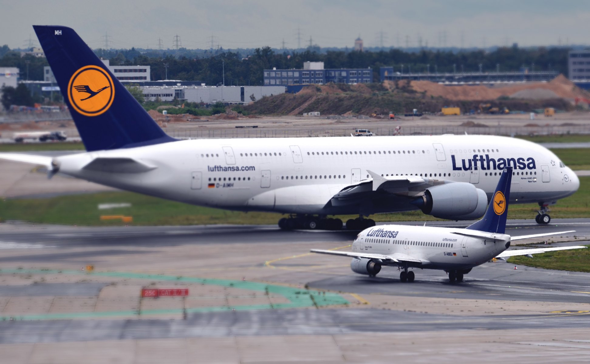 lufthansa airbus a380 boeing startbahn flugzeug zwei luftfahrt