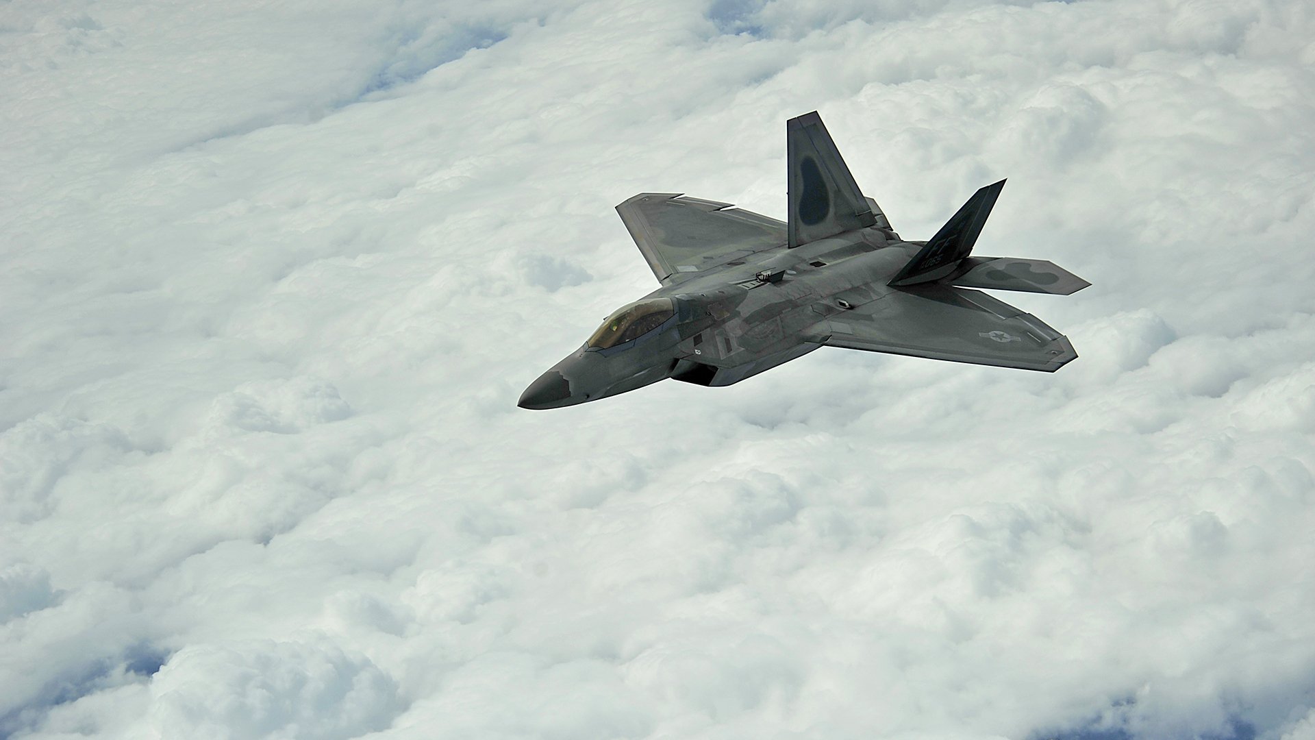 lockheed / boeing f-22 raptor caccia multiuso di quinta generazione usaf stealth aereo nuvole