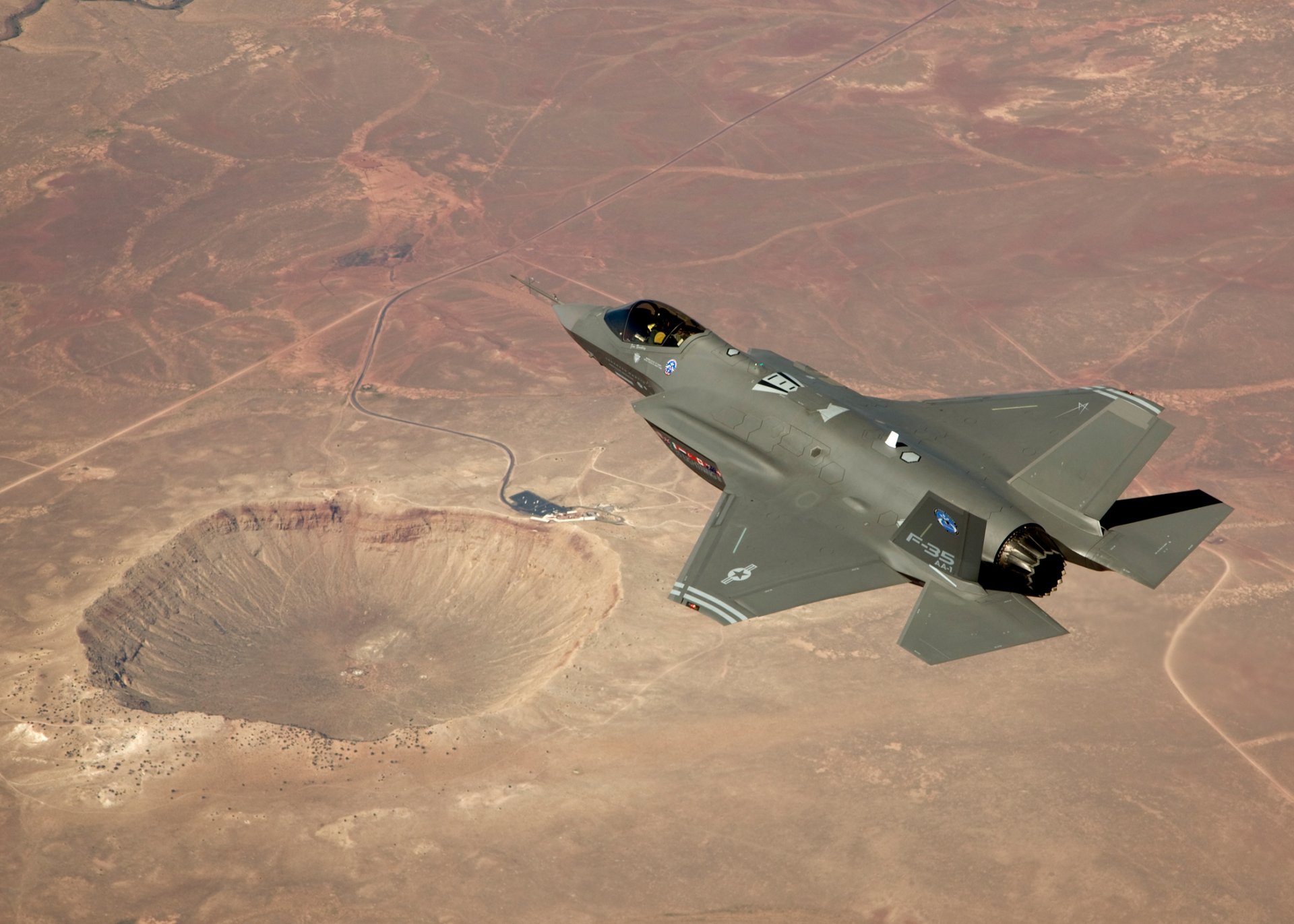 lockheed martin f-35a us air force kampfflugzeug testflug wüste krater